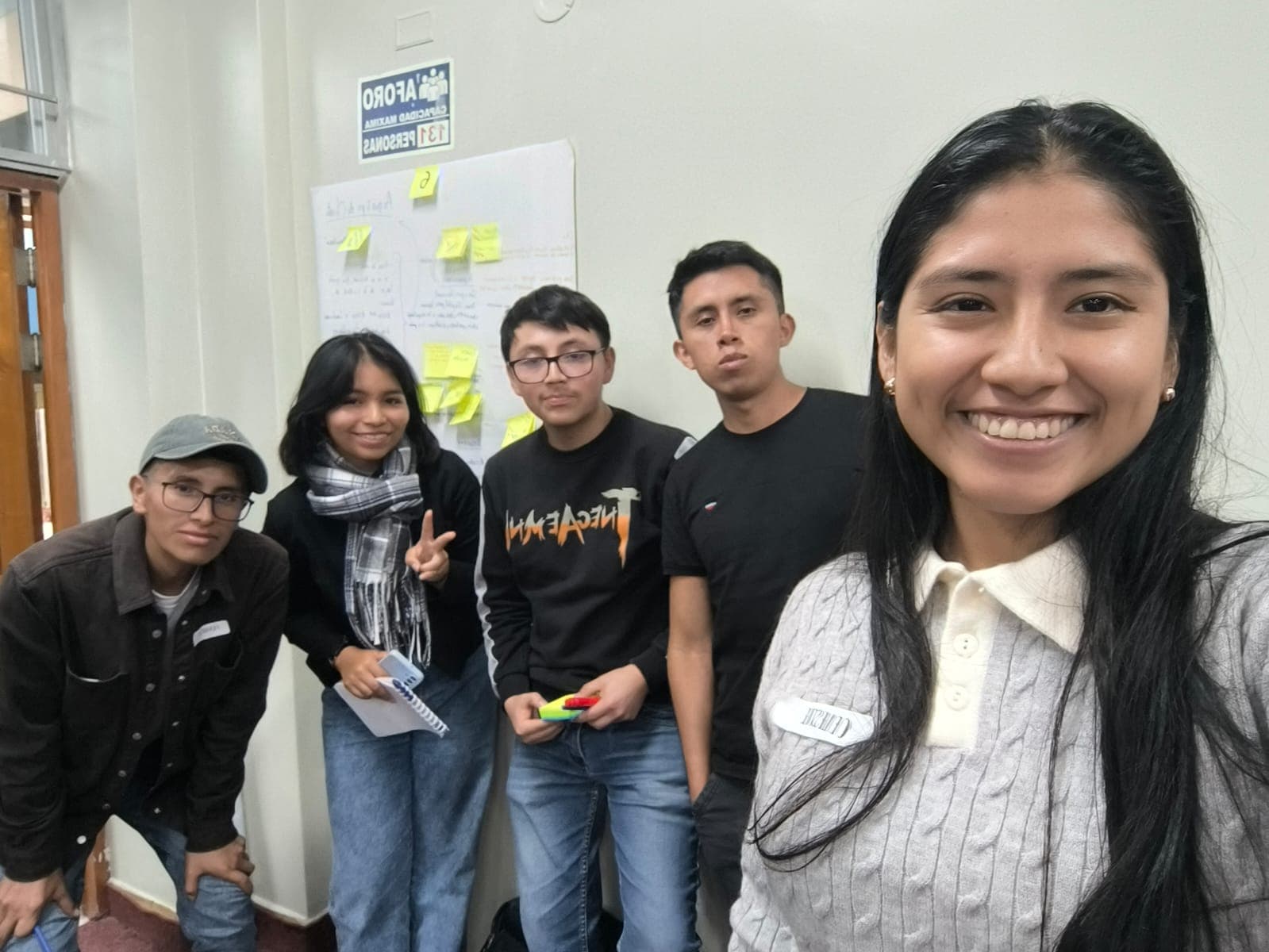 Equipo juvenil de SEP reunido durante una sesión de trabajo