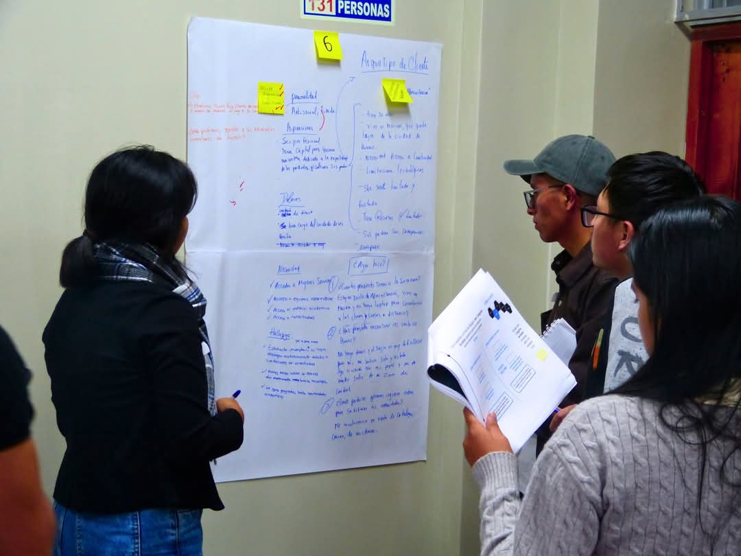 Equipo desarrollando una propuesta con notas y herramientas ágiles