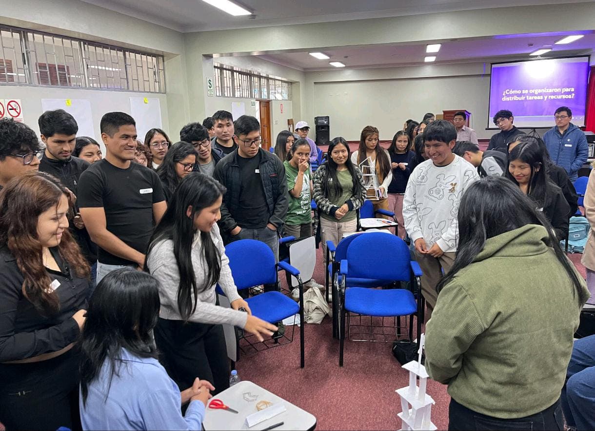 Jóvenes participando en una dinámica colaborativa de SEP