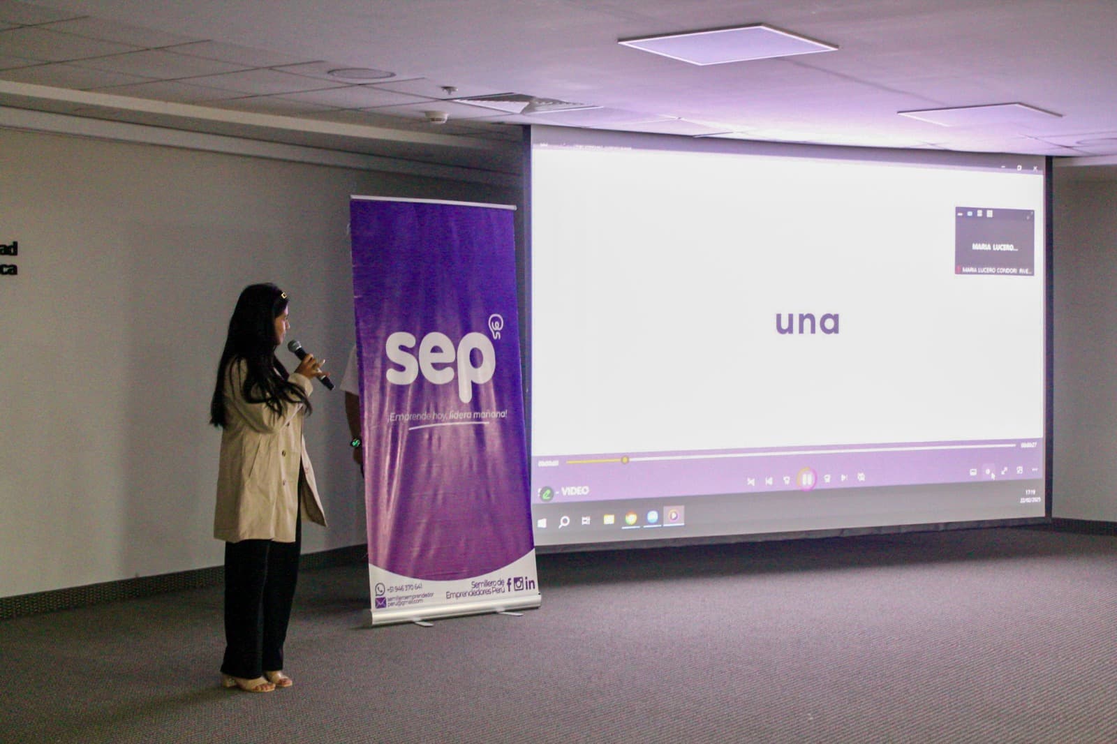 Expositora durante una actividad presencial de Semillero de Emprendedores Perú