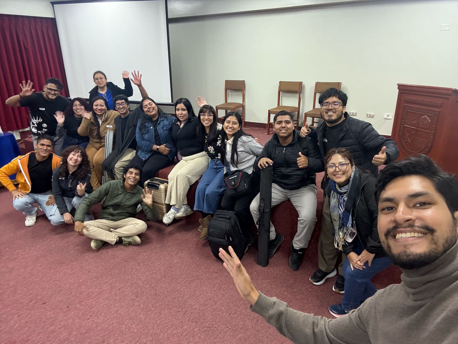 Comunidad juvenil reunida después de una actividad